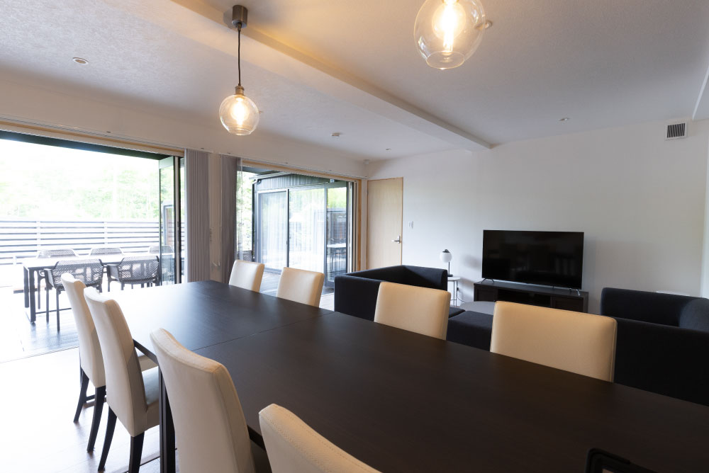 合計８名が座れるテーブルは大人数でパーティーすることもできます。家族、友人とサウナと非日常の宿泊体験をしてみては？