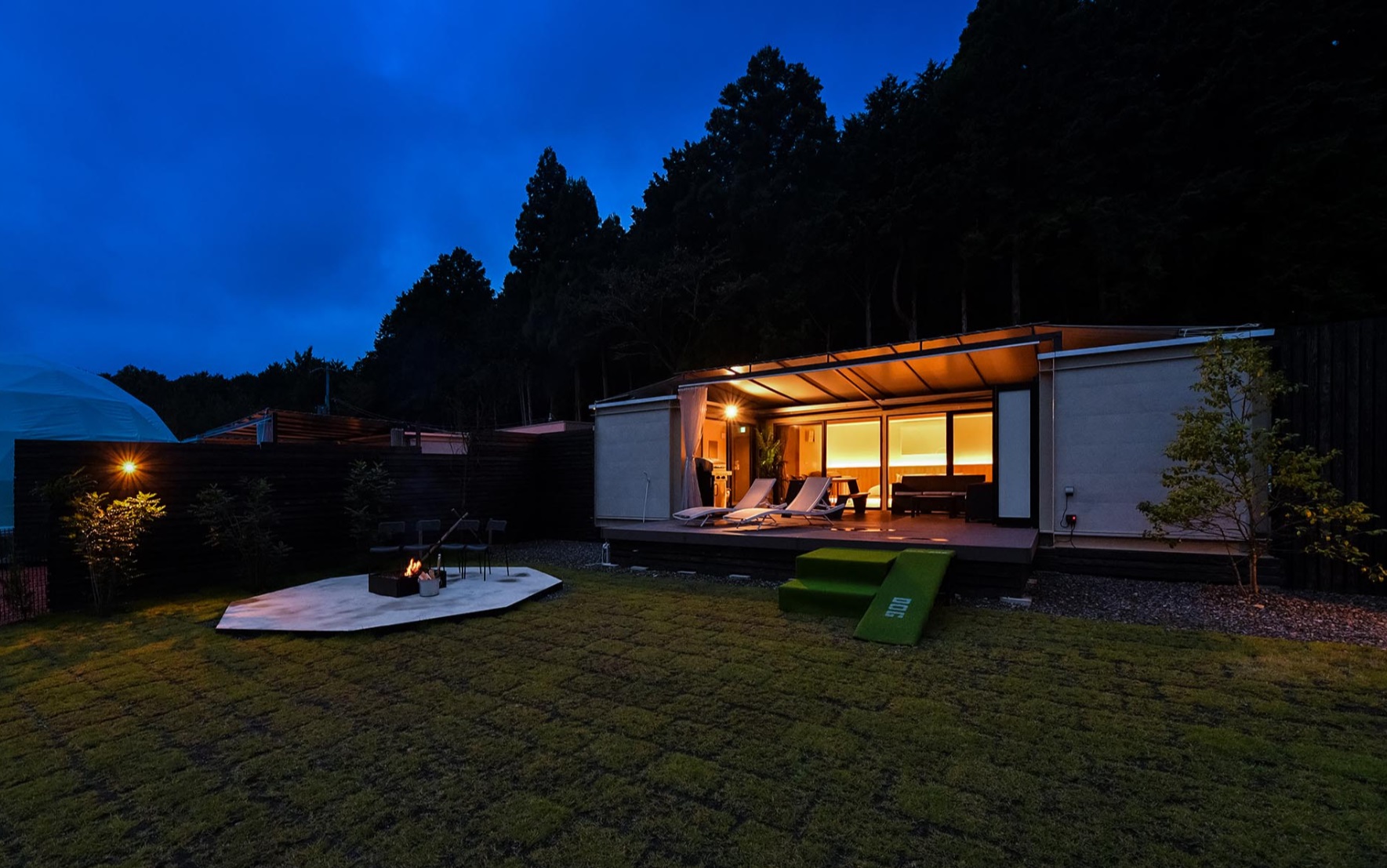 プライベート感を高めるように周囲を高い木壁で囲われています。周りの目を気にせずゆったり過ごすことが出来るグランピング施設です。とても素敵な施設に弊社のユニットハウスを設置頂きとてもうれしく思います。