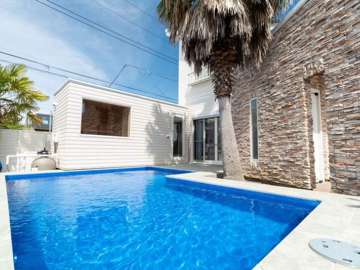 ブルーのプールの底に水を張れば水面が輝いてとてもいい雰囲気に、コンセプトが定まっているこの貸別荘ならリゾート施設にいるような体験をすることができます。今回設置させて頂いたサウナはこの貸別荘におきな付加価値を生んでいます。