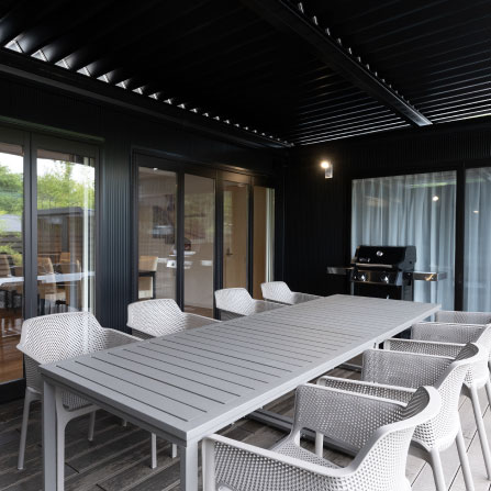 腰かけてサウナ後に整う体験、屋根付きのウッドデッキ環境でBBQやパーティーをする体験。