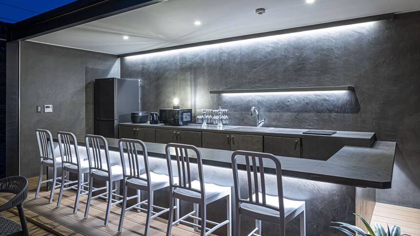 モールテックスのコテのパターンが間接照明と合わさると陰影を生み独特の質感を生みます。この質感は左官独特のものです。