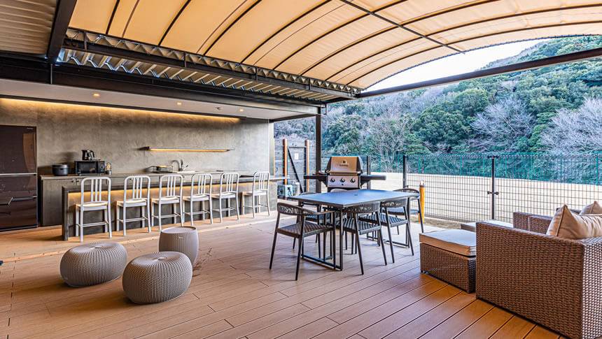 普段味わえない広々した外リビング、そしてＢＢＱ体験、雨天時も雨音もＢＧＭになってしまうこの環境。