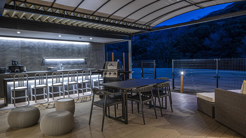 周りには何もないかもしれませんが、ないからこそ純粋に自然に触れあうことができます。前面の大規模な芝空間で子供や犬とめいいっぱい走る体験をしてみては？