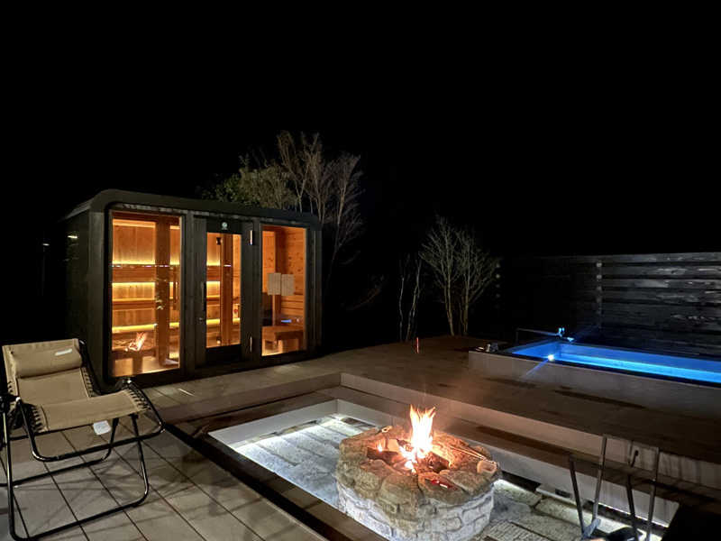 夜は間接照明と炎の光でムーディーな雰囲気にゆったりした時間が過ぎる、非日常を感じられる宿泊体験