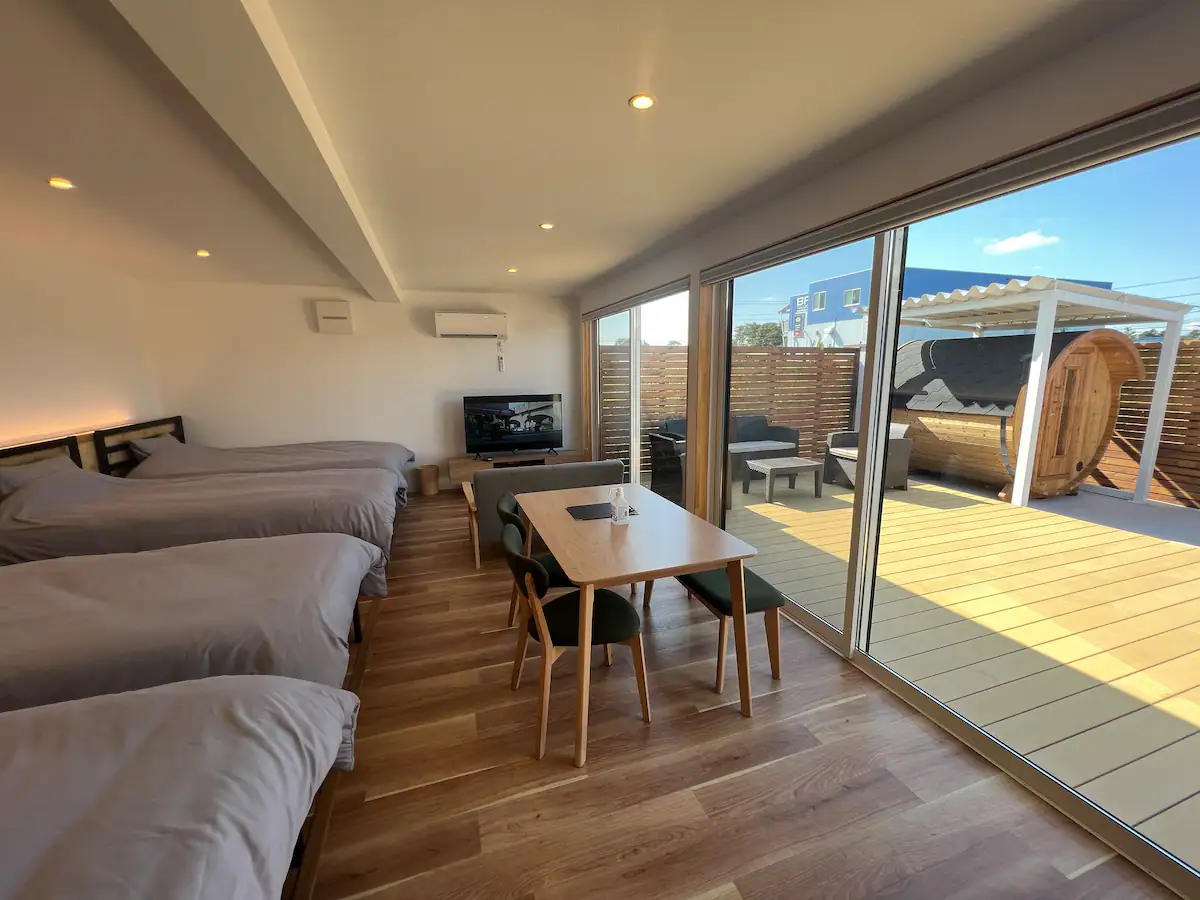 ベットの上部には間接照明を完備しています。間接照明の陰影がムードある空間にしています。