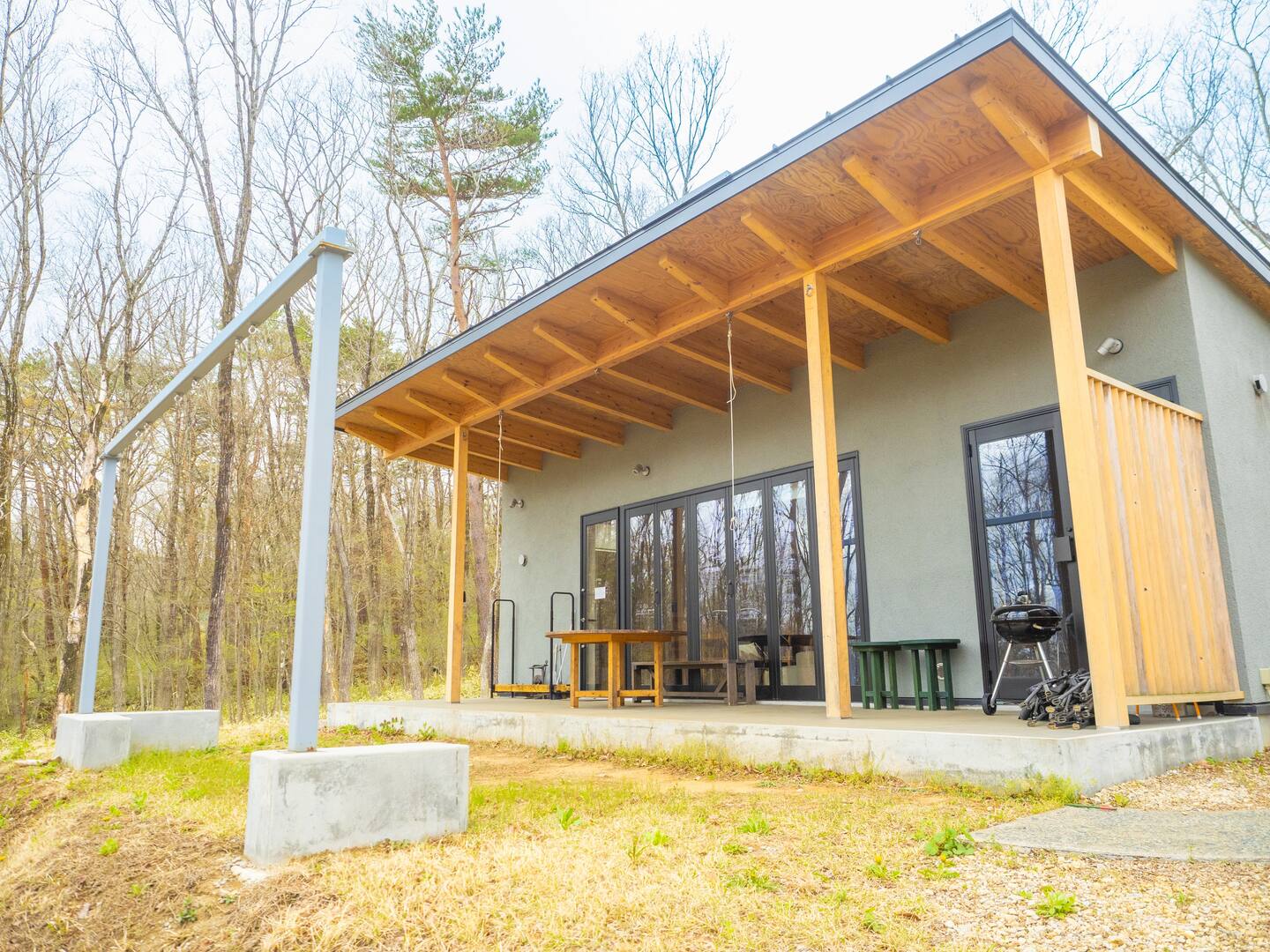 外観は左官壁で色は自然と調和するグレーカラーで仕上げました。弊社の始まりは左官から技術を総動員して建築いたしました。