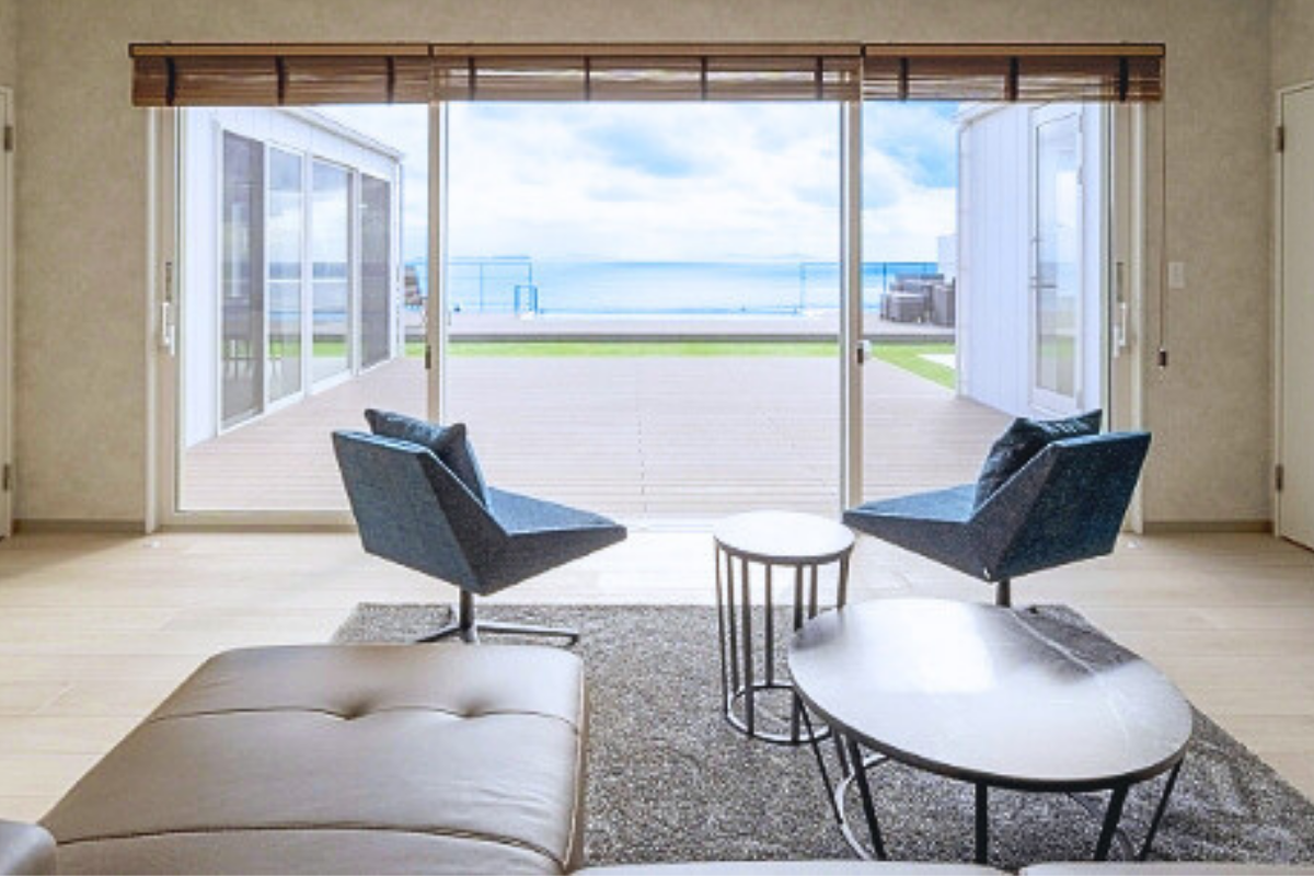 リビングは広く設計されており、最大4名での宿泊も快適に。屋内でも調理可能なキッチンを完備しており、天候に左右されることなくBBQや食事を楽しめる仕様です。