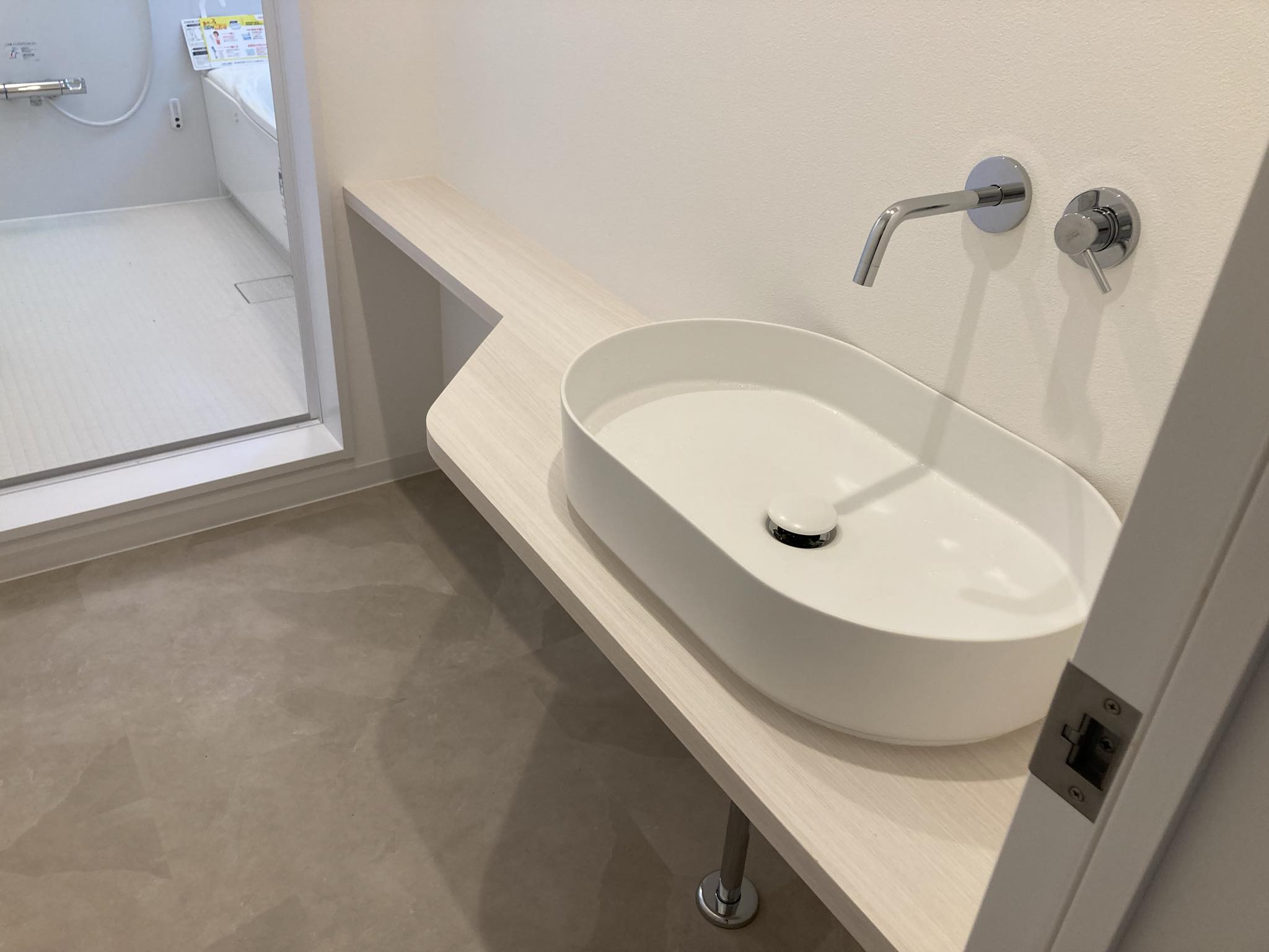 洗面スペースは白を基調にしたお洒落な雰囲気でスタイリッシュなデザイン。