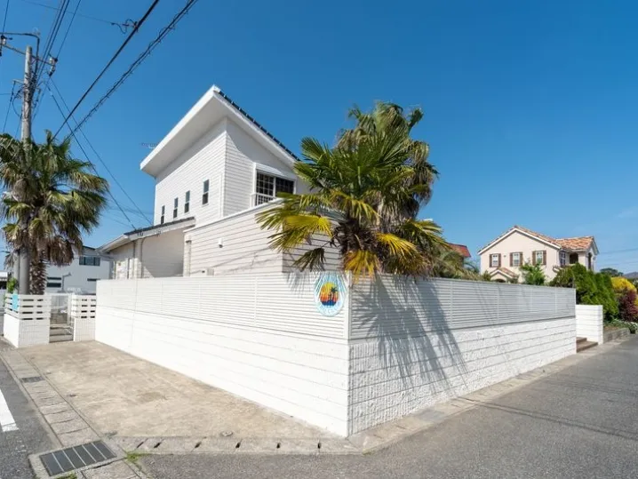 こちらが完成写真です。とても美しい調和のとれた環境の出来上がりです。お施主様の今後の良い貸別荘経営に当社のユニットハウスがお役立ちできることは大変光栄です。