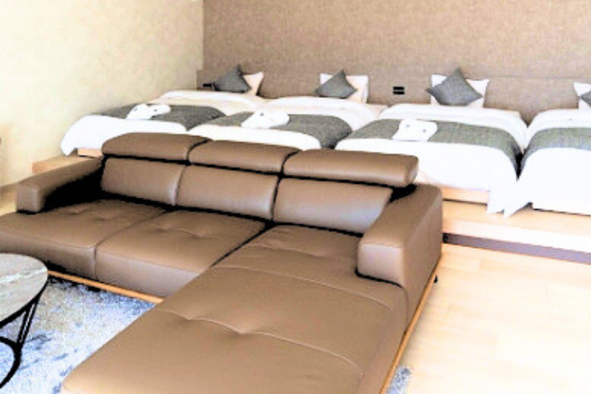 インテリアはグレイッシュトーンを基調に、自然素材を組み合わせた落ち着きのある空間に仕上げました。間接照明が室内全体を優しく包み込み、時間帯によって表情を変える設計が滞在体験を深めます。