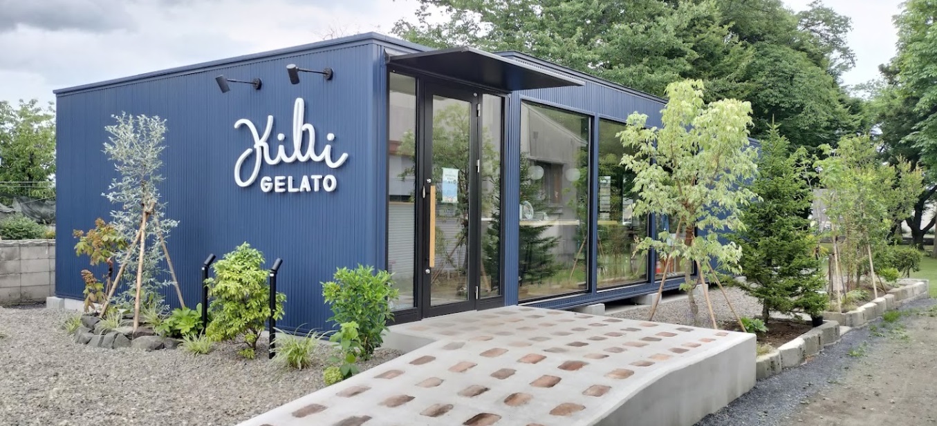 ブルーの金属サイディングでリブは細かめのものを選定、スタイリッシュなお洒落な外観に仕上がりました。