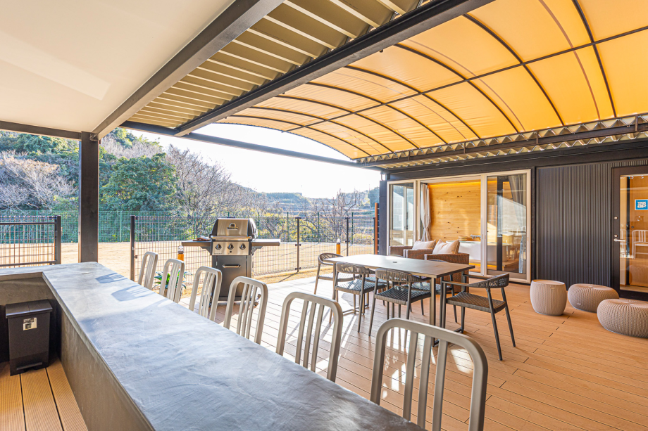 広々したウッドデッキは屋根がかかっており、雨天時も安心です。外でまるでパーティーをするように宿泊と食事を楽しむことができます。