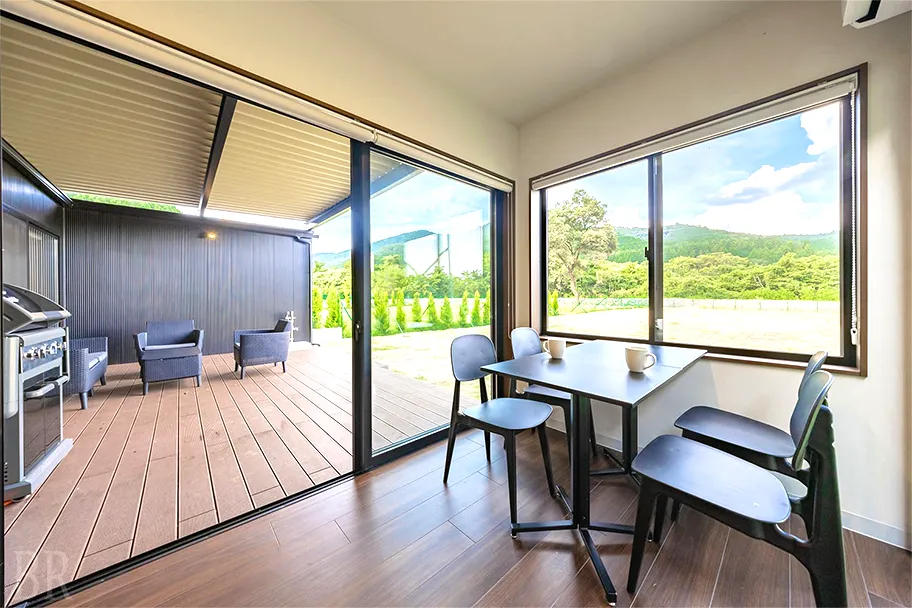 大きな窓一面に広がる自然の景色を眺めながら、ゆったりと過ごせる開放感あふれるダイニング空間。