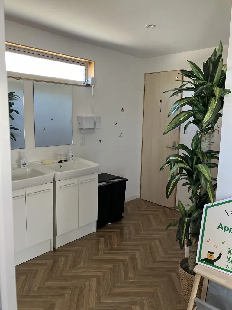 多くのお子様がここで過ごせるように設備やインテリアを設置しています。洗面も２台完備してます。