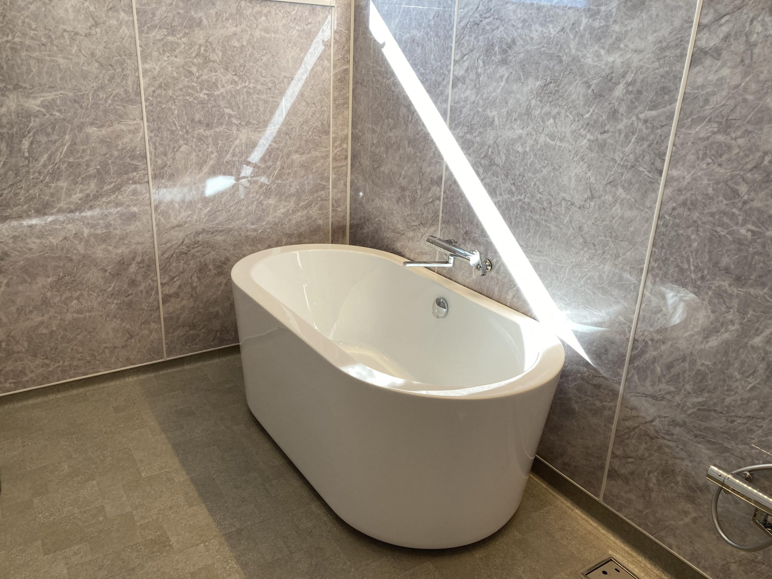 清潔感のあるおきがたのお風呂、ご家族でお風呂にはいっても十分な浴室の広さです。