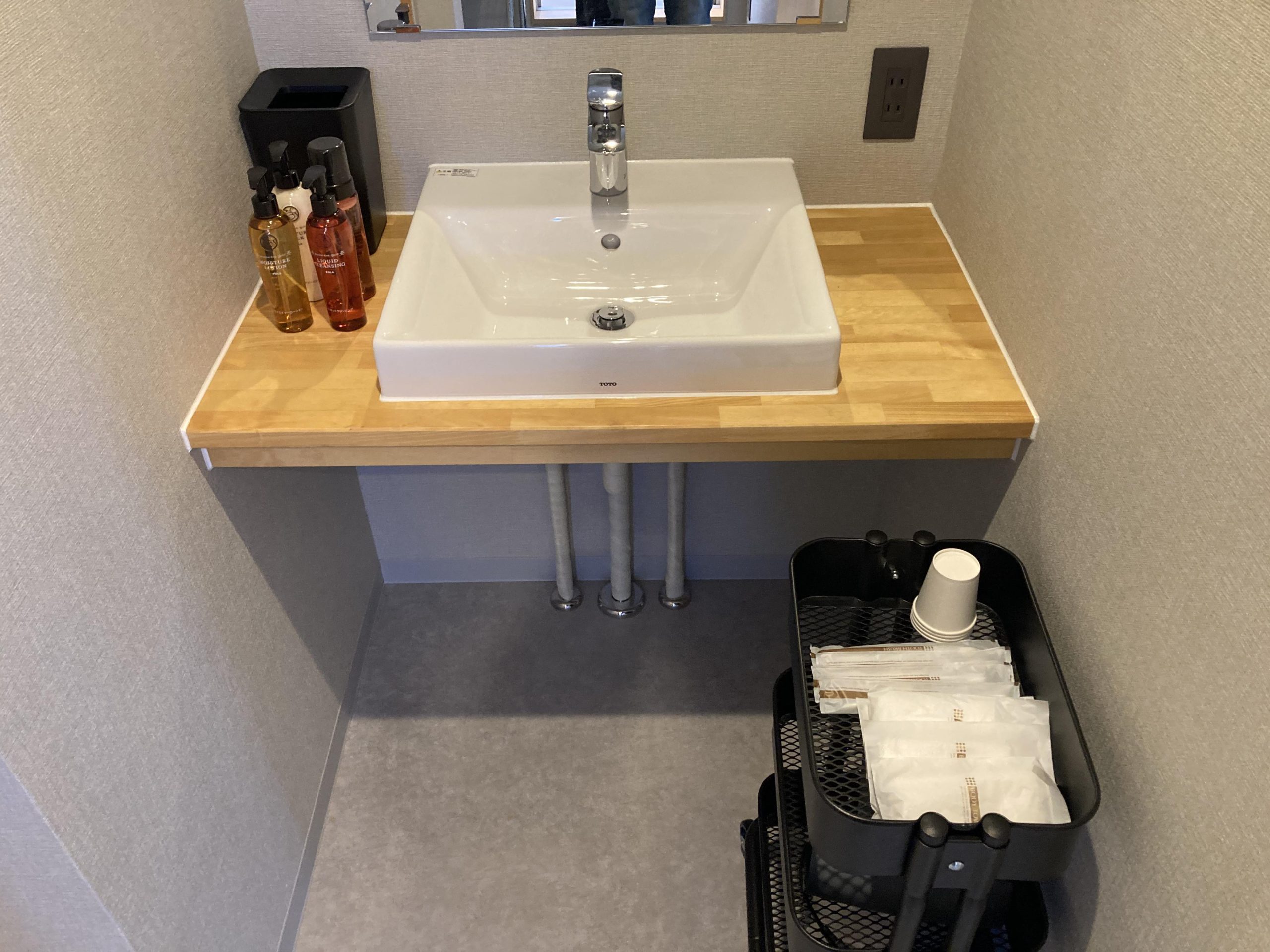 洗面台はシンプルですが使い勝手のいいデザイン、シンクと集成材のカウンターで造作して作りました。