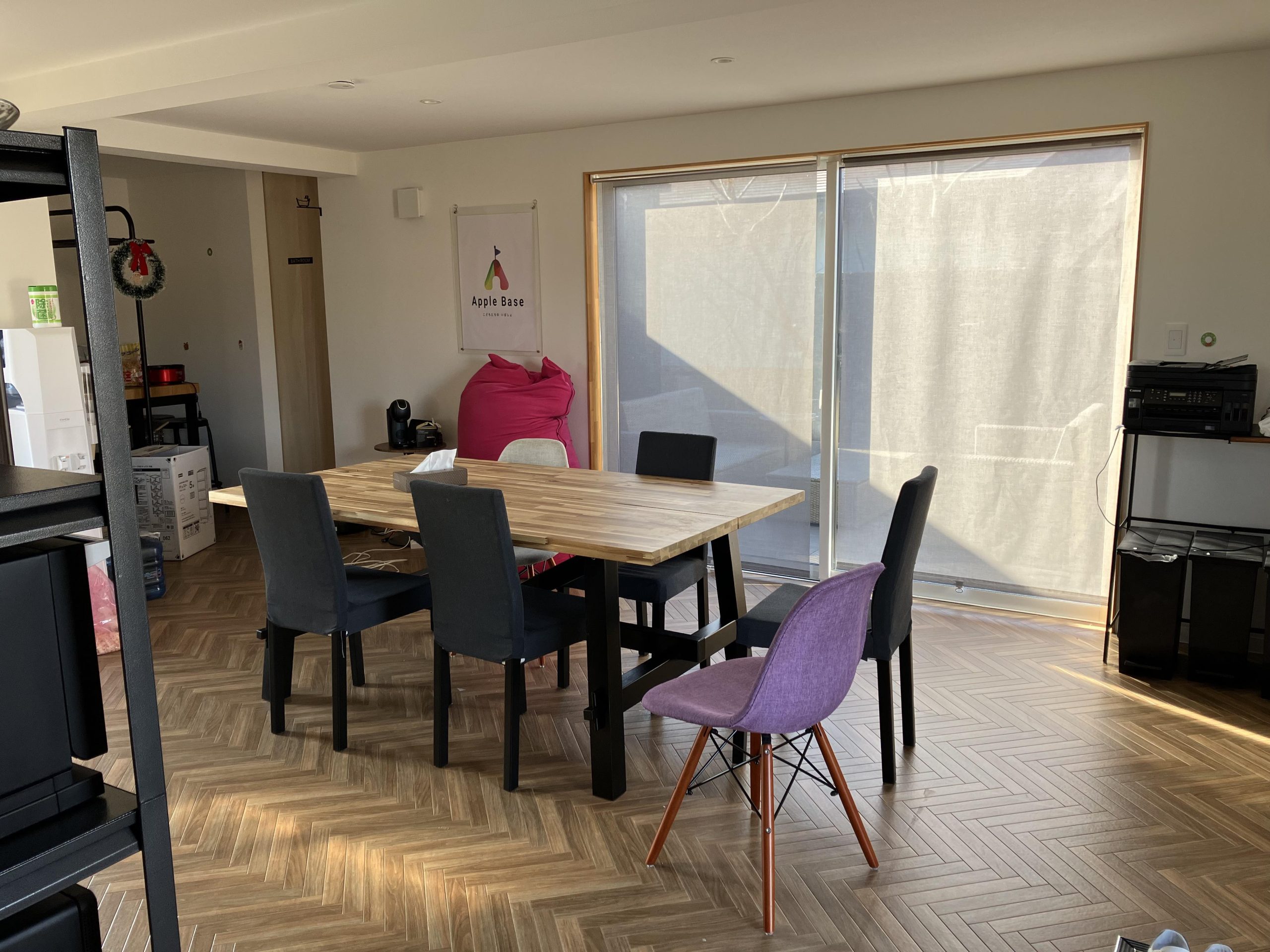 親御さんが共働きでおうちで一人になってしまう子供たちのために居場所をつくりたいというオーナー様のご要望を叶えるべくプランニング建築させて頂きました。