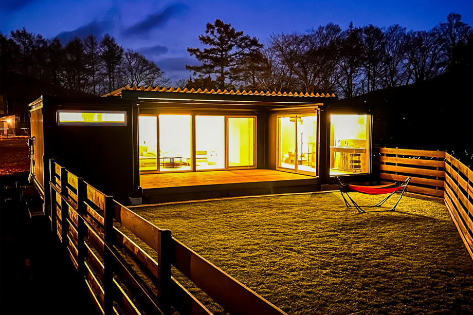 夜にはまた雰囲気がガラッとかわります。暖色系の照明が落ち着く雰囲気を演出しています。