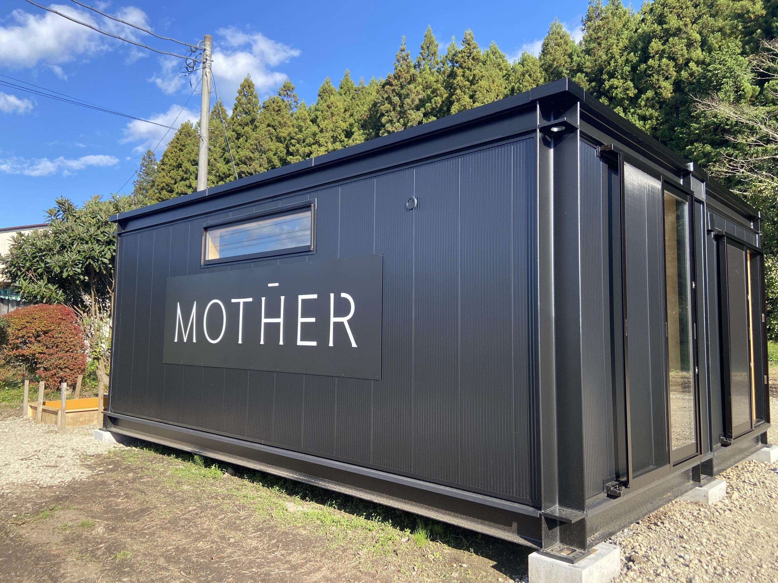 看板も設置。シンプルな看板ですが無駄なものがない、自然食品販売のテーマに合った看板です。