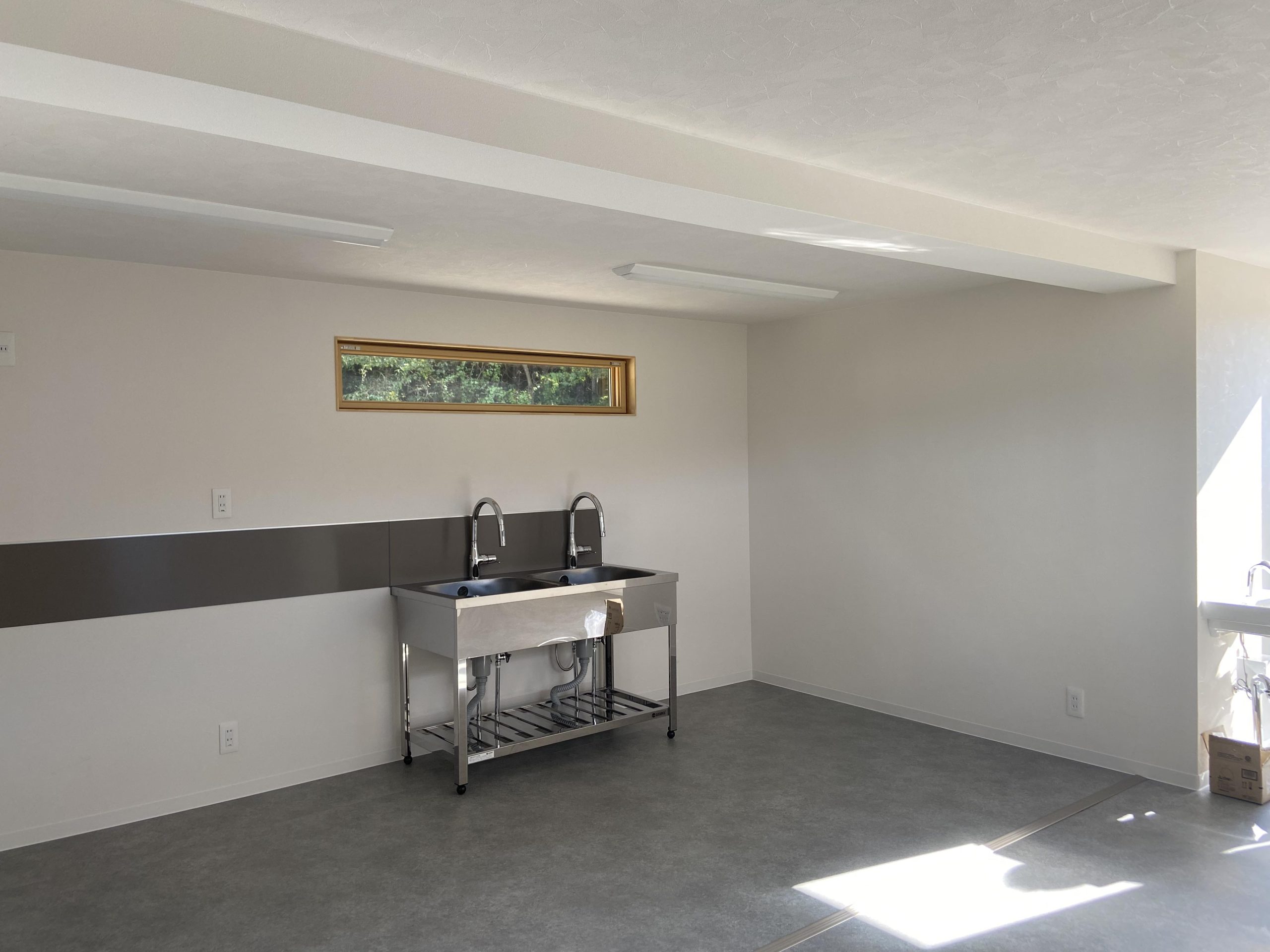 水廻りとワンフロアのシンプルな内観です。商品が主役でするので内観はシンプルにしています。