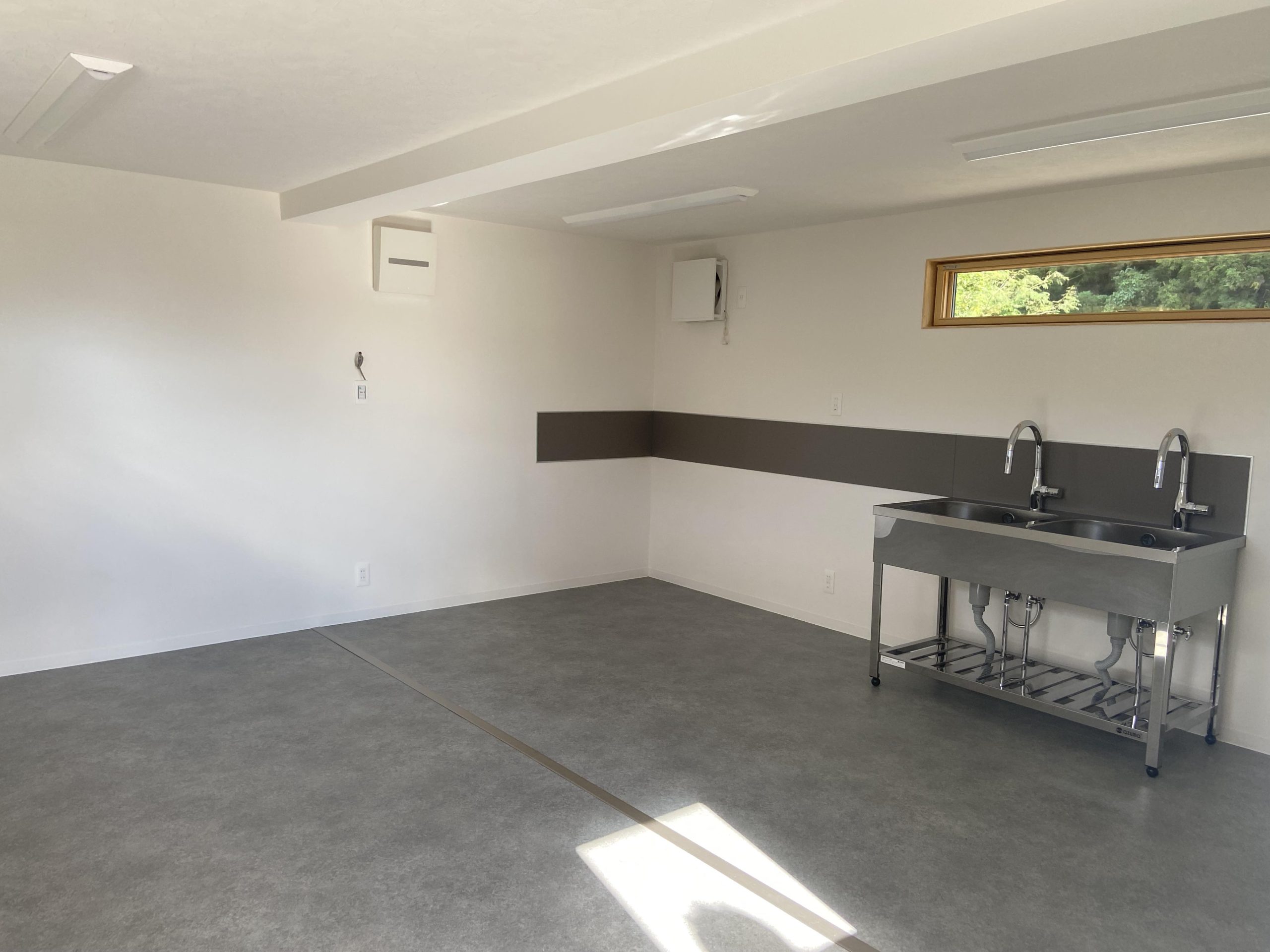 明り取り窓を設置して内部が暗くならないようにしつつ、直接的な光による製品の劣化についても配慮いたしました。