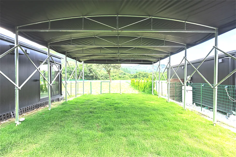 雨の日でも安心して遊べる、関東エリア初の全天候型のプライベートドッグランも全棟に併設。