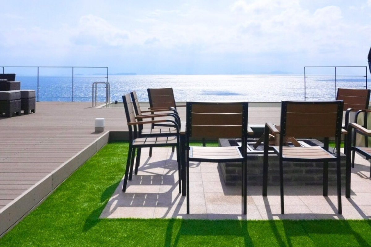 ウッドデッキにはファイヤーピットやサウナを完備。昼は澄んだ海を眺めながら、夜は星空を眺めながら炎とともに過ごす時間。まさにリトリートにふさわしい、五感が解き放たれる体験空間です。