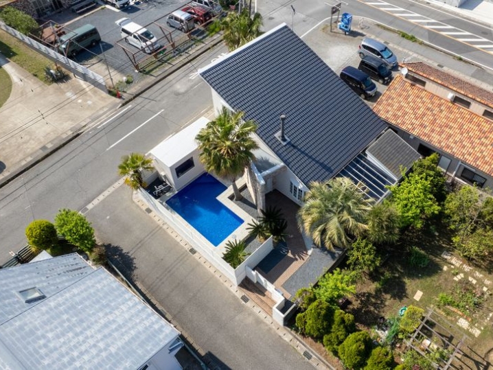 用途はサウナ、プールとサウナを楽しむ、とても有意義な時間がこの環境でかないます。既存のお洒落な住宅とも相まってカルフォルニアスタイルな意匠でまとまりました。当社のユニットハウスはオーダーメイド性が高いので、既存の環境ともマッチするようにカスタマイズが可能、専属のプランナーがお客様のご要望を叶えるように誠心誠意ご提案させて頂きます。