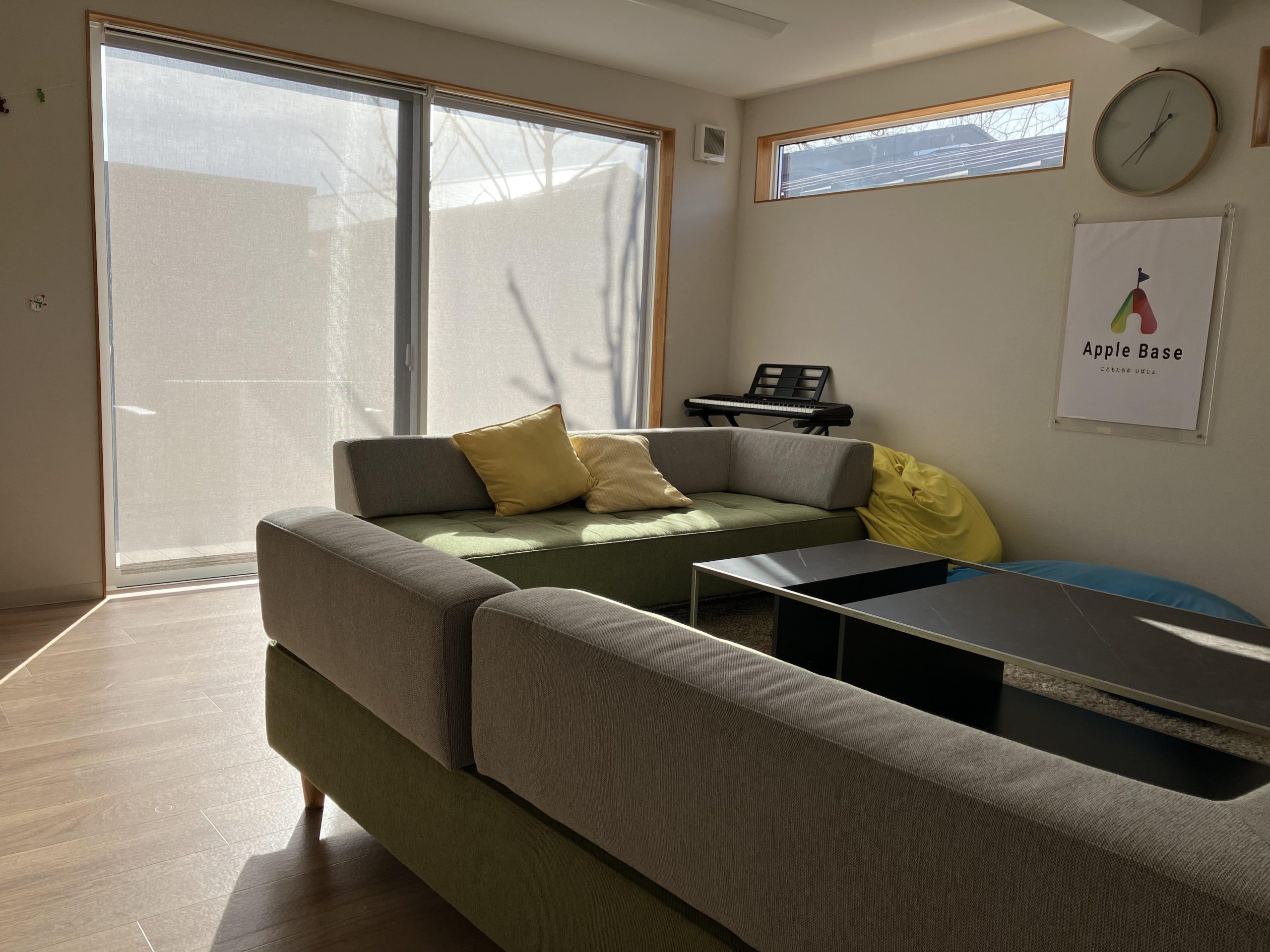 くつろいで勉強して、友達と過ごせる第三の場所ユニットハウスで予算を抑えながら建築実現しました。