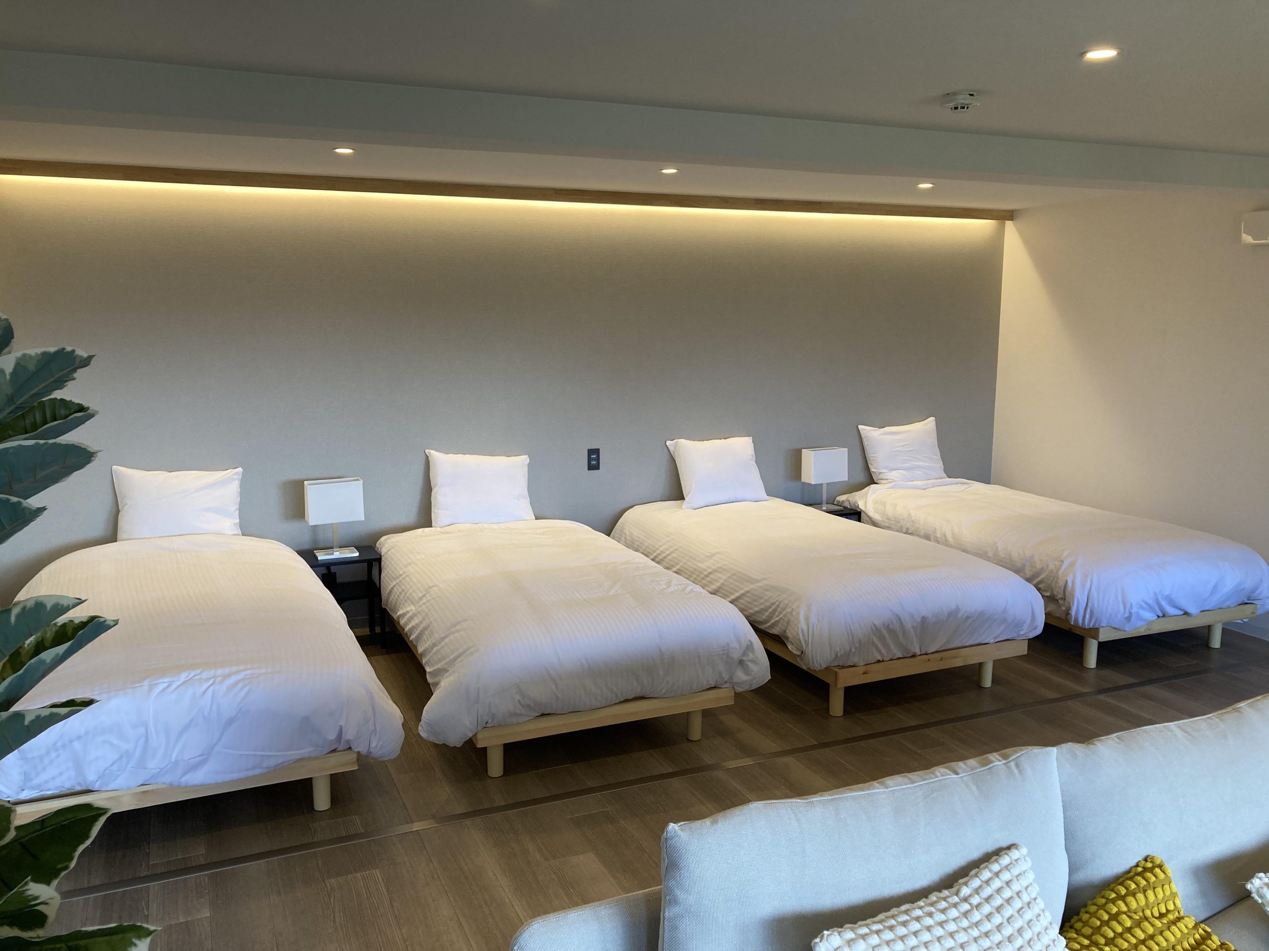 シングル４つ完備した寝室で最大４名宿泊が可能です。