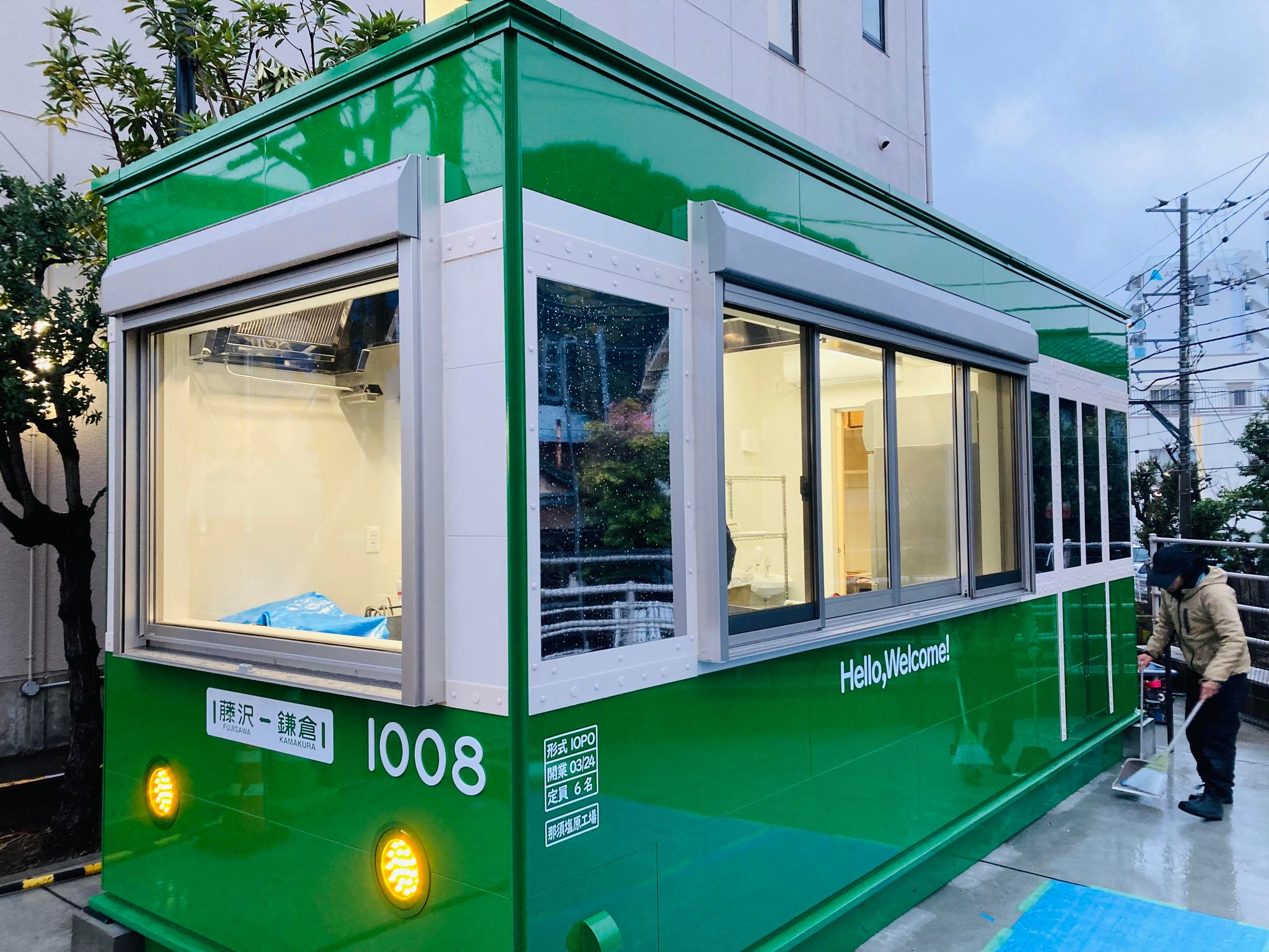 遊休地を利用した店舗の実績の紹介。江の島の電車をモチーフにした外観を施主様と試行錯誤して作成にいたりました！