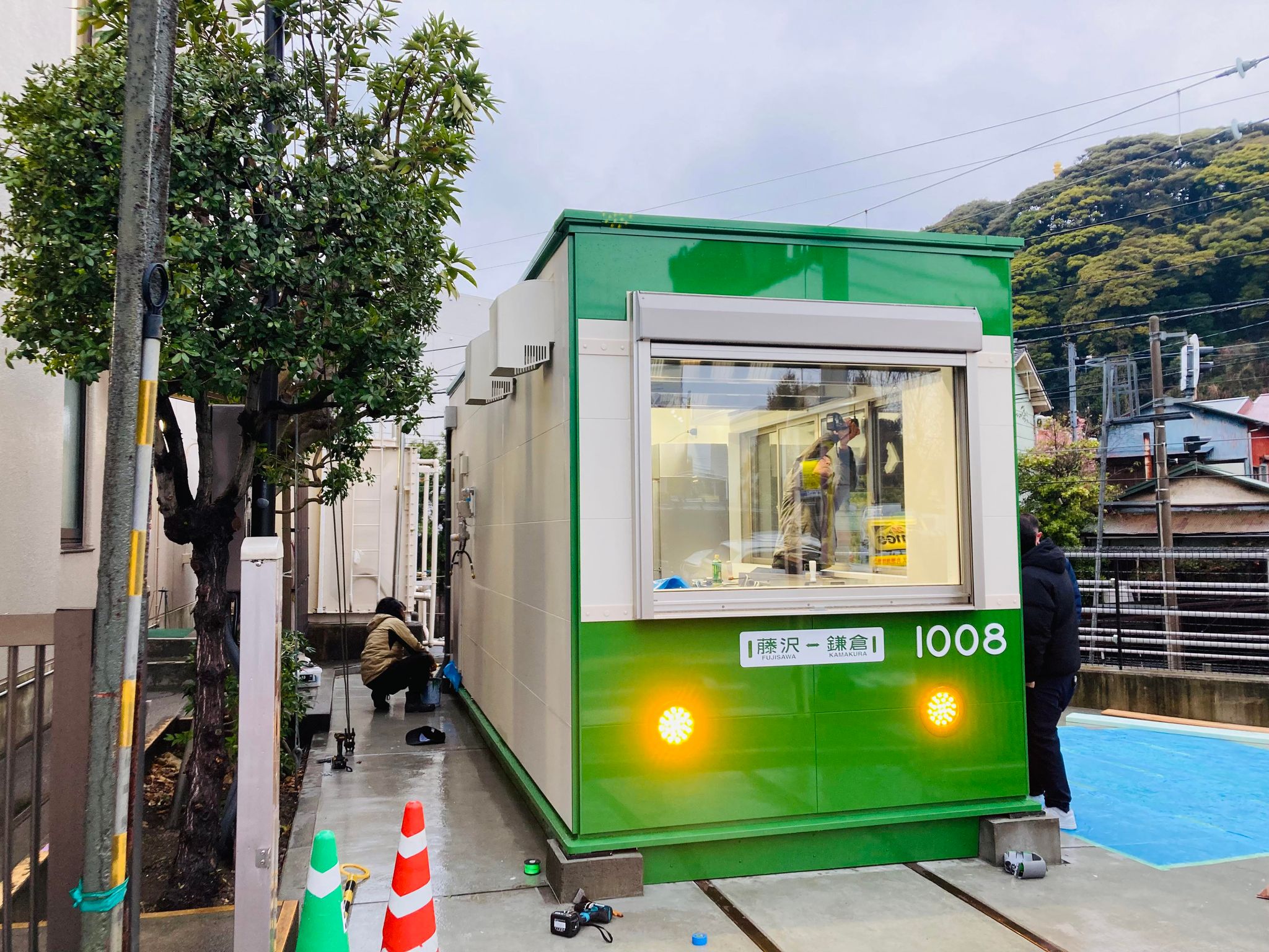 線路沿いの立地なので目に留まります！タコせんべい屋さんを運営していきます。