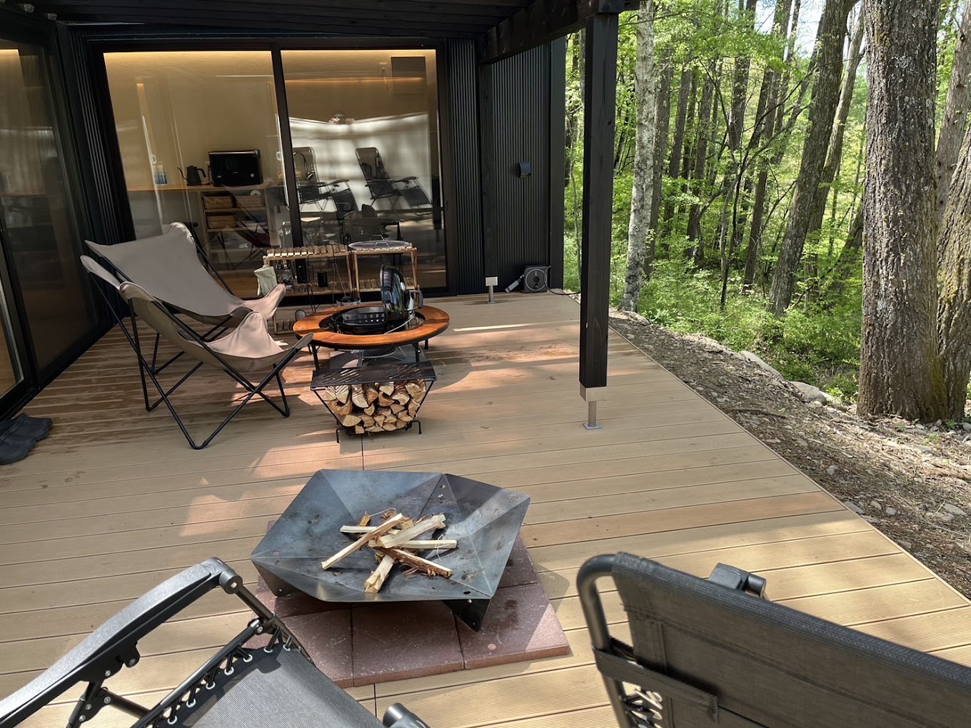 夜には焚火をしながら森林浴を楽しむことができます。サウナに入れば整う体験もできちゃいます。