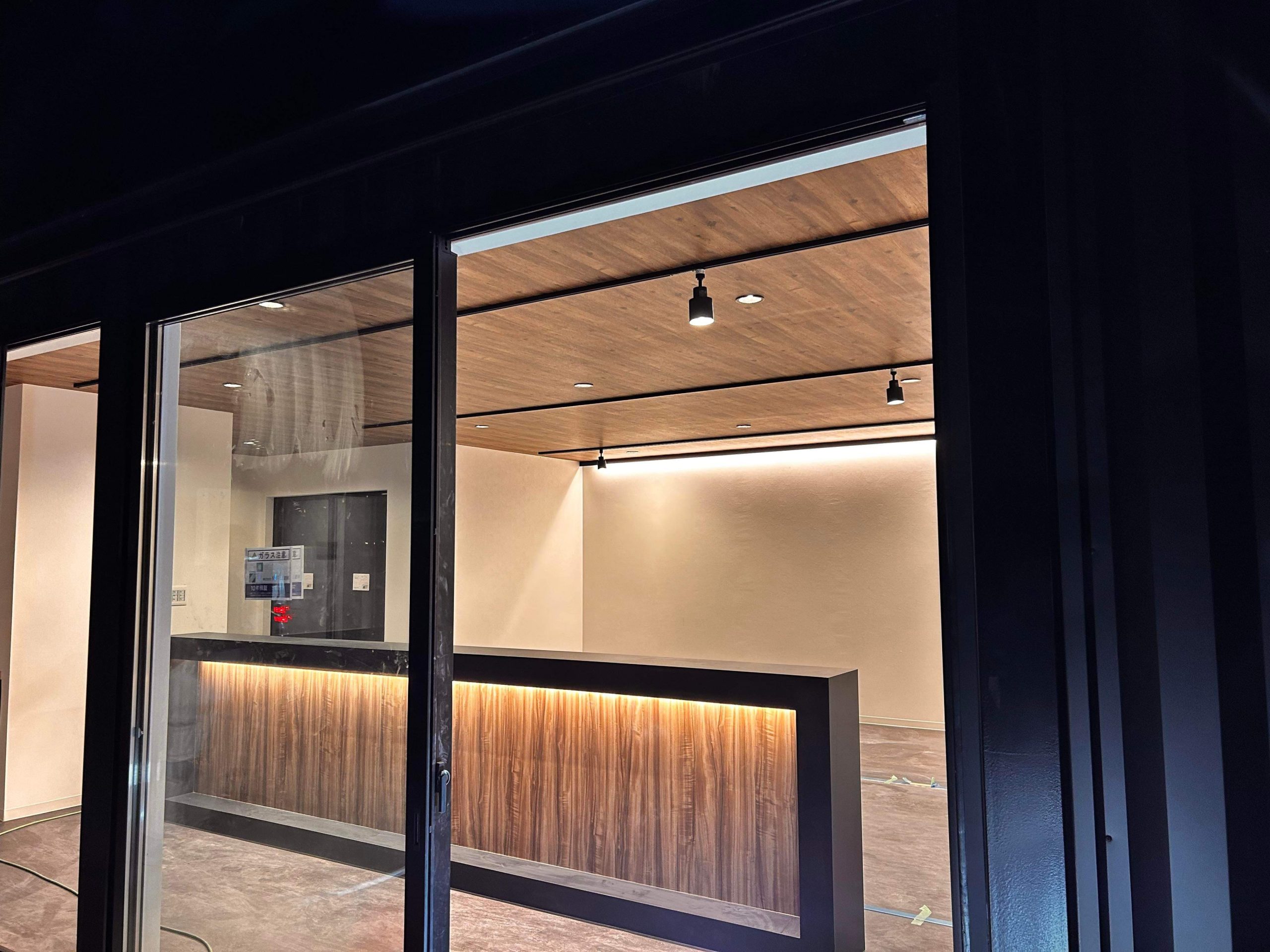 受付カウンター部分には間接照明を設けているのでとてもいい雰囲気になります。シックな色合いも相まって高級感のある印象も  プラスされています。