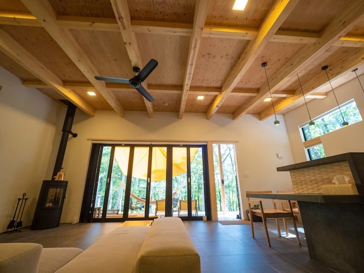 天井も高く設計しています。暖かい空気はファンを回して循環します。夏も冬も快適に過ごすことができます。