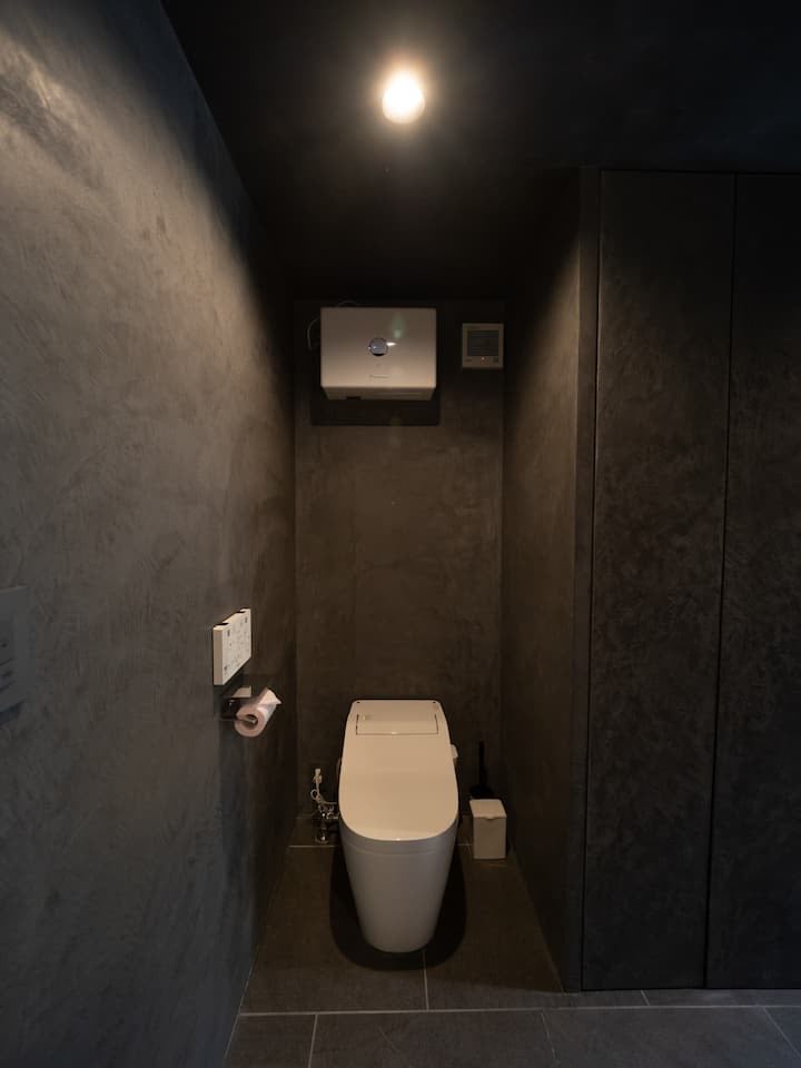 トイレや洗面の外壁はモールテックスで施工しました。この鏝むらが陰影を生み独特な風合いを生みます。