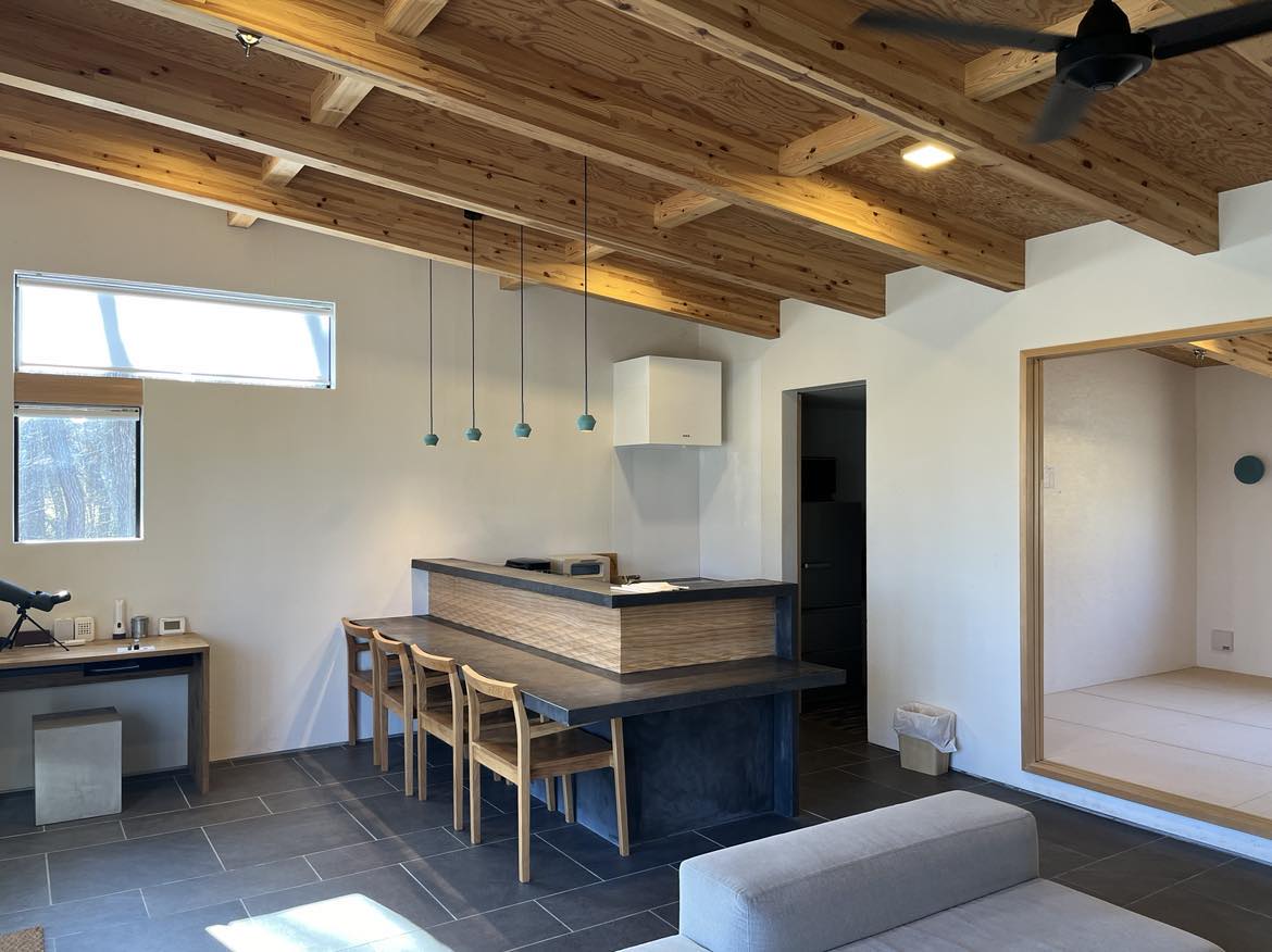 アクセントとなる青磁の陶器を思わせる照明がモダンな雰囲気にさらにスパイスを＋「プラス」しています。