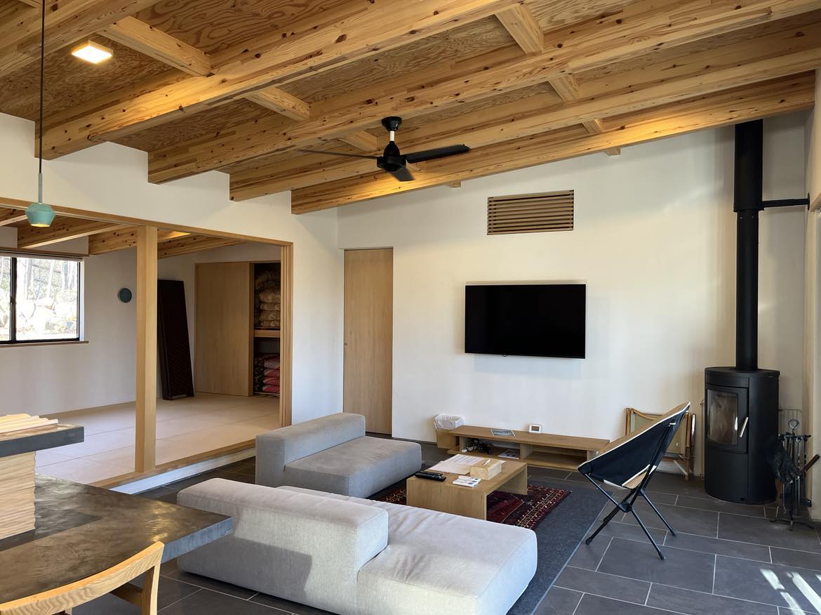 エアコンは壁の中に入れて雰囲気を壊さない工夫をしています。