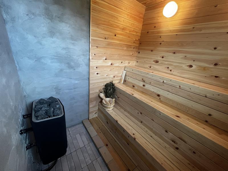 弊社の左官の技術と大工の技術を合わせたサウナルームです。木の香り漂うオーダーメイドのサウナ空間は多くのオーナー様に好評頂いております。