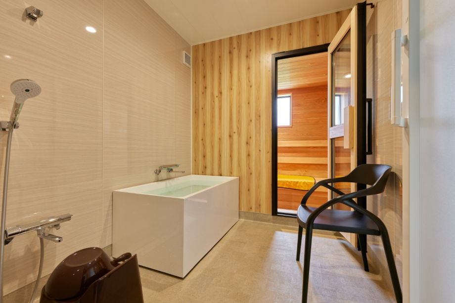 サウナに隣接した浴室ルーム、水をお風呂に貼ればその場で整う体験をすぐできます。