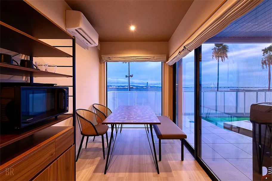 大きな窓からはプールと海を一望できるダイニングスペースも設計。リゾート気分を感じながら食事を楽しめる空間をご用意。