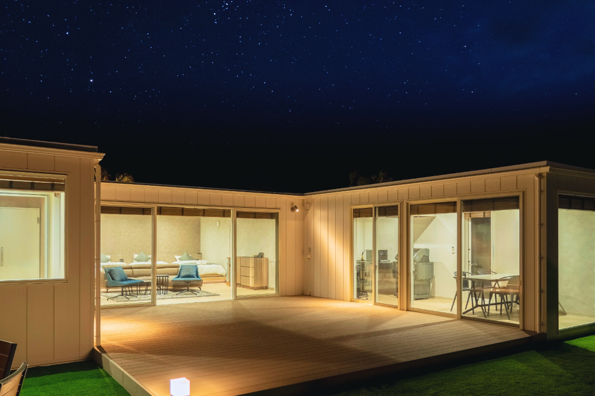 白を基調とした外観は、福岡の離島の大自然に美しく溶け込み、夜には室内の灯りが幻想的に外観を照らし出します。全棟が海に面して配置されており、どのヴィラからも水平線が広がる設計。高低差と視線の抜けを徹底的に計算し、プライバシーと開放感を両立しています。