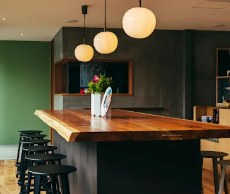 メガボックスの特徴は工場生産により８割製造するため、開店を急ぎたい店舗経営者にとってとてもメリットのある商品です。