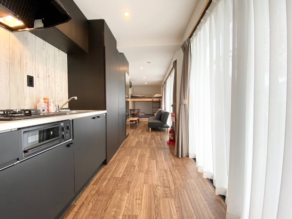 キッチンも完備、収納も造り付けで設置しており、すっきり収納されていますのでコンパクトさを感じない宿泊施設になっております。