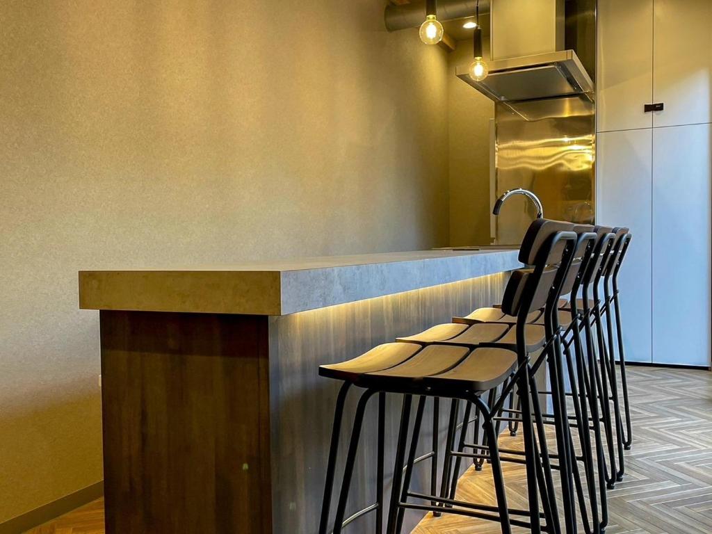 足元に間接照明で演出、カッコイイ空間でオーナーさんのお気に入りスペースでもあります。宿泊者の方も大変喜んでいるとお伺いしています。