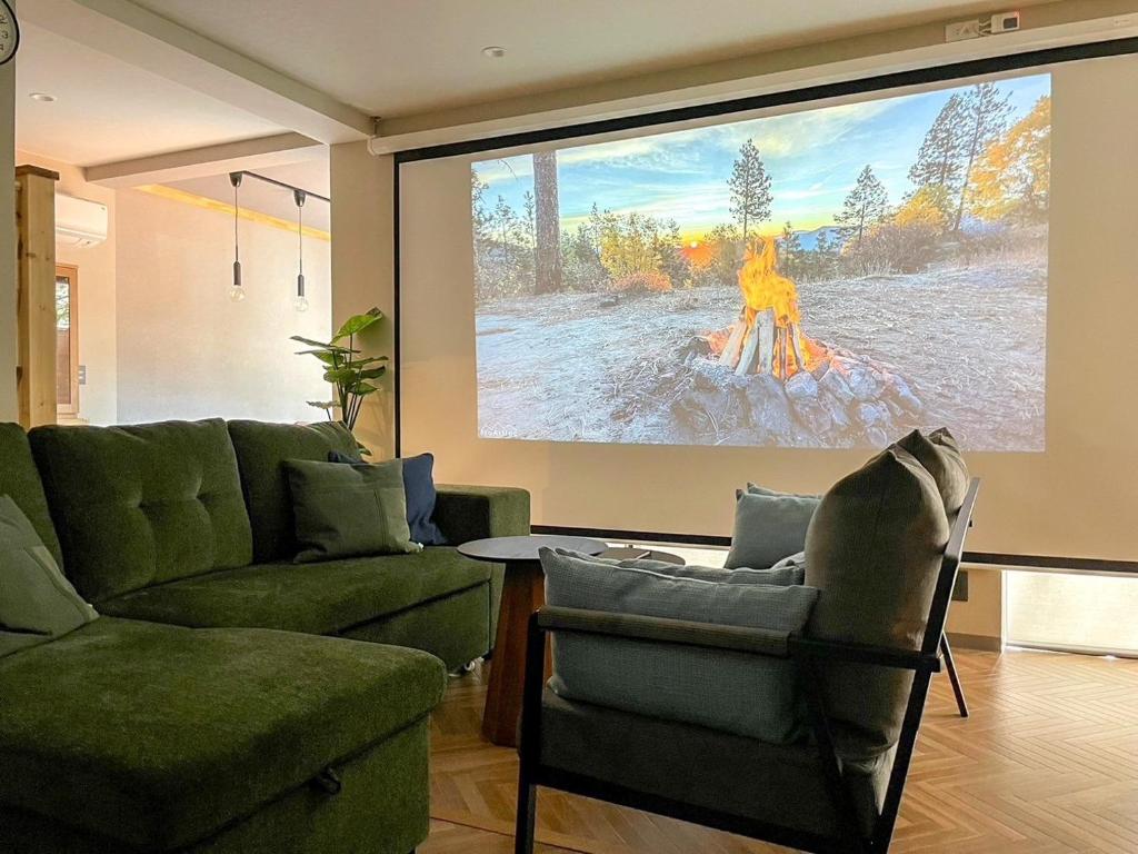 大画面のスクリーンで映画鑑賞もできるので夫婦の最高の時間を過ごすことができます。至れり尽くせりな宿泊施設