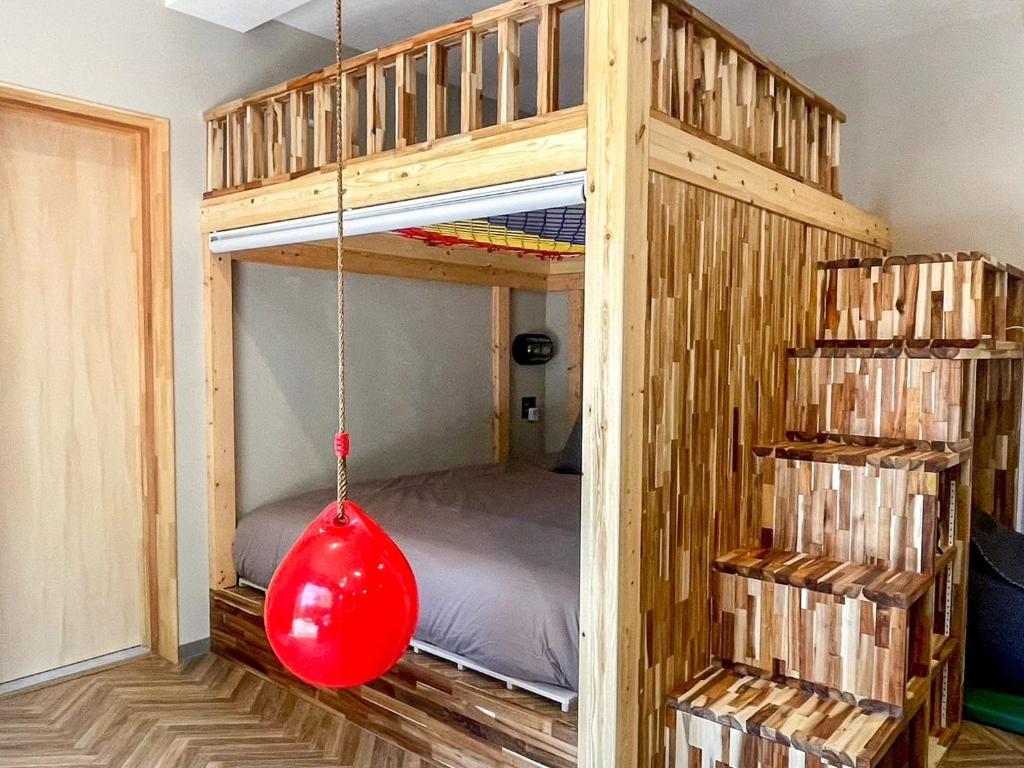 ぶら下がりスペースや秘密基地のような寝室スペース。