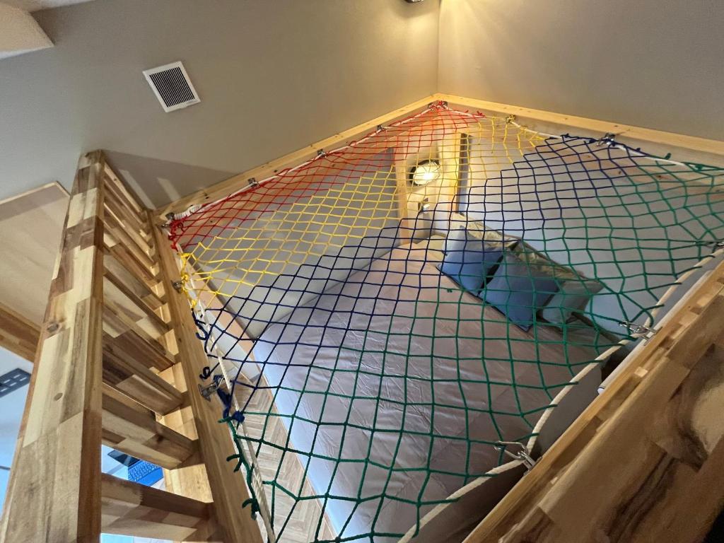 高い所はお子様は大好き、透け感のあるネットでアスレチック感のある空間。