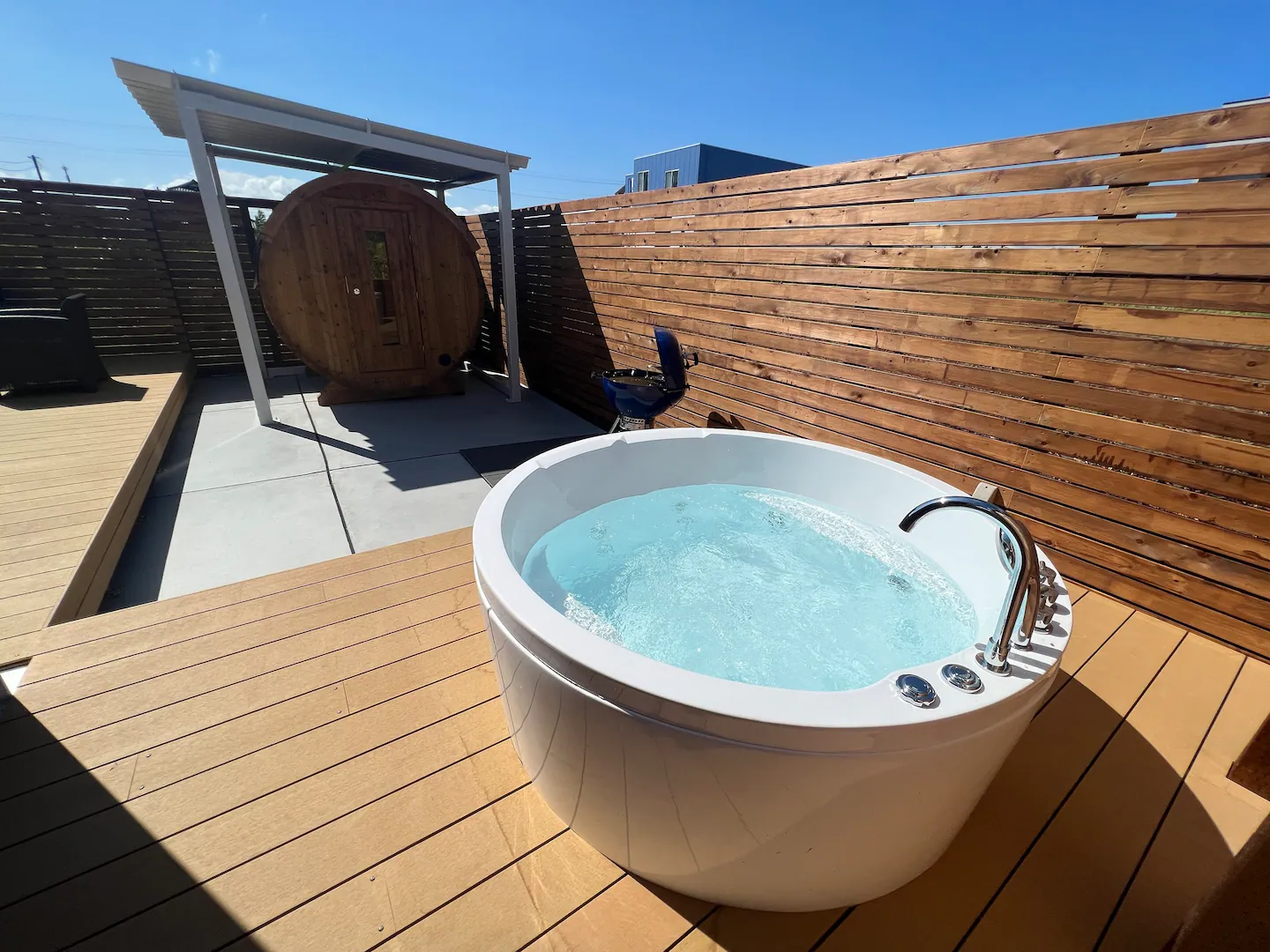 サウナを体験した後は外風呂で体を冷やして日の光を浴びながら整う体験。