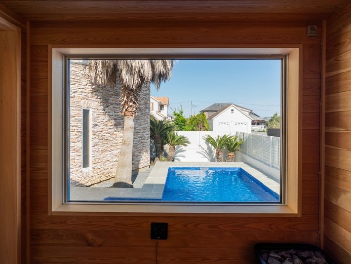 FIX窓からプールを一望することができるのでサウナに入りながら他の方を見ることができます。